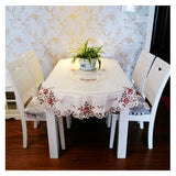nappe-ovale-sur-table-ronde-blanche